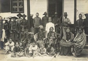 Keterangan Foto diatas adalah foto keluarga Raja Si Singamangaraja XII ketika istirahat di Siborongborong, tak lama setelah Sang Raja gugur. Mereka dibawa dari Dairi melalui Silalahi, Samosir, Balige menuju Tarutung. Mereka berharap bisa melihat jenasah Sang Raja. Tapi ketika mereka tiba, ternyata Raja Si Singamangara XII dan dua putranya sudah dimakamkan (Koleksi KITLV).