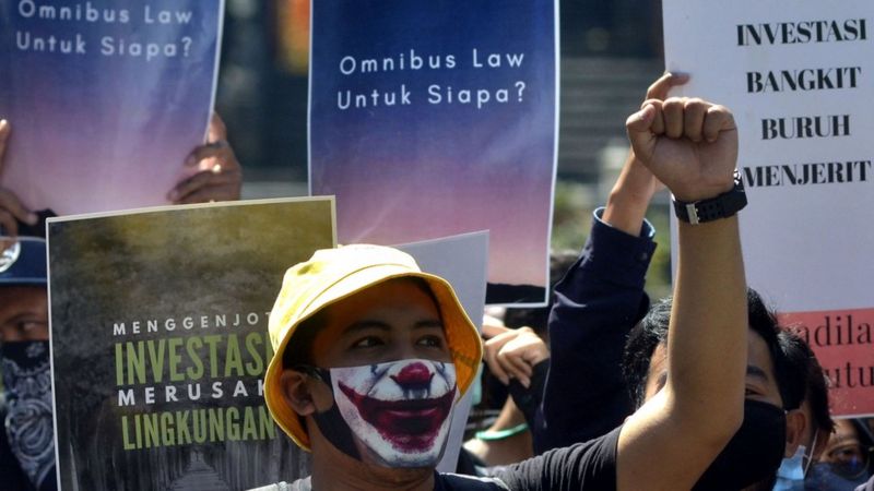 Pengunjuk rasa yang tergabung dalam Aliansi Bali Tidak Diam melakukan aksi menolak Omnibus Law di kawasan Renon, Denpasar, Bali, Kamis (16/07).