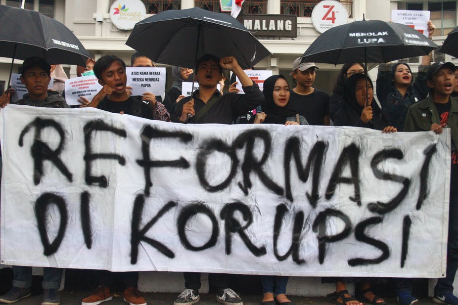 LBH terus berdiri teguh di pihak korban, dan dengan berani membela kemajuan demokrasi Indonesia, termasuk dalam unjuk rasa #ReformasiDikorupsi tahun lalu. Ari Bowo Sucipto/Antara Foto