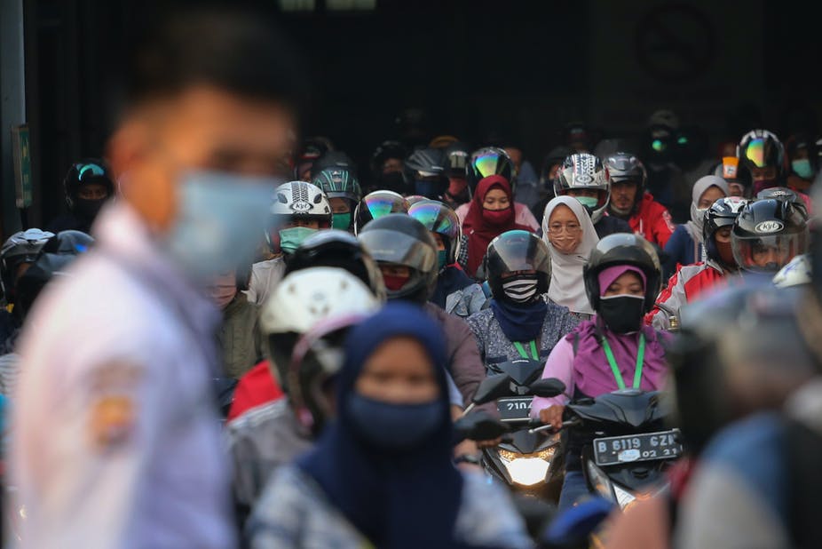 Sejumlah buruh pabrik pulang kerja di Cikupa, Banten. Jumlah pengangguran terbuka diperkirakan bertambah jutaan akibat pandemi. Fauzan Antara