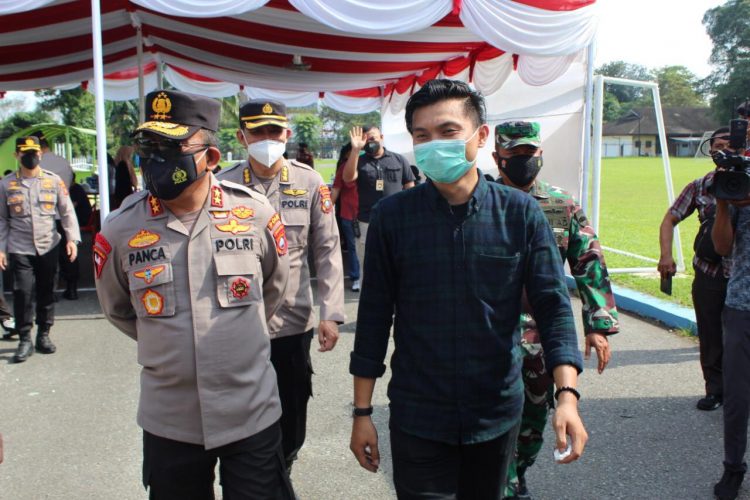 Ketum RMI Wilayah Sumut, Piki Pardede bersama Kapolda Sumut, Irjen Pol. Panca Putra Simanjuntak pada saat program vaksinasi massal/istimewa