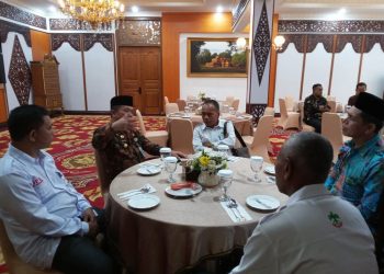 Gubernur Jambi, Al Haris (memakai batik) bersama pengurus APKASINDO Jambi/Foto: Juan