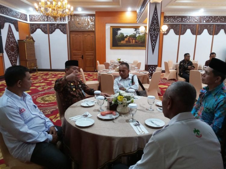 Gubernur Jambi, Al Haris (memakai batik) bersama pengurus APKASINDO Jambi/Foto: Juan