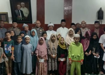 Gbr : Kapolsek Tanah Jawa Kompol Manson Nainggolan bersama Tuan Guru Batak dan anak yatim