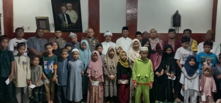 Gbr : Kapolsek Tanah Jawa Kompol Manson Nainggolan bersama Tuan Guru Batak dan anak yatim
