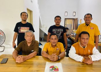 Gbr : Andi Sitio Ketua TPPP Hanura Simalungun (duduk tengah) bersama para pengurus lainnya