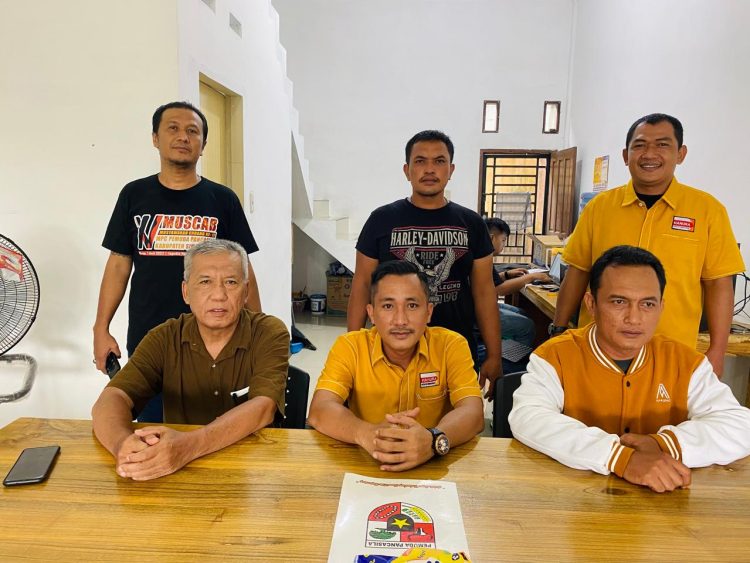 Gbr : Andi Sitio Ketua TPPP Hanura Simalungun (duduk tengah) bersama para pengurus lainnya